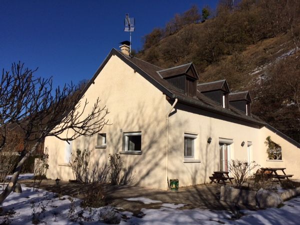 Agréable chalet de montagne typique de 105 m2 dans un jardin clos de 1100 m2 4 chambres 1 salle bain