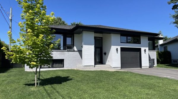 Grande maison moderne et lumineuse.