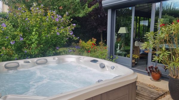 Jacuzzi - entre Caen et la mer - position centrale - chez Pascale