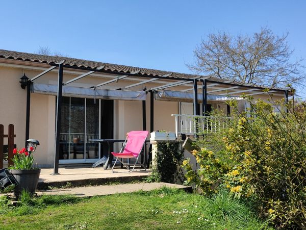 maison avec piscine dans le Poitou. Acces train futuroscope 40 minutes