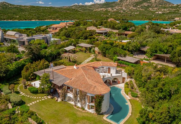 Capriccioli villa with private access to the beach