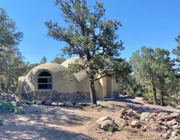 Dome Home - Eco-friendly and in quiet neighborhood in a small dark sky retreat town.