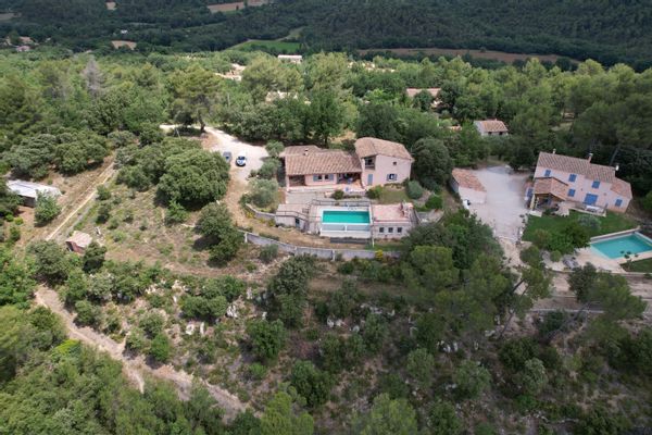 La maison de Gwenn est située sur un terrain arboré de 4700m2, au calme, dans le parc du Luberon.