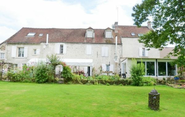 Grande maison avec un très grand terrain