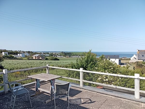 La maison de la baie de Douarnenez face à la mer