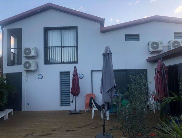 Chambre privée dans maison neuve avec sdb, entrée privée et piscine.