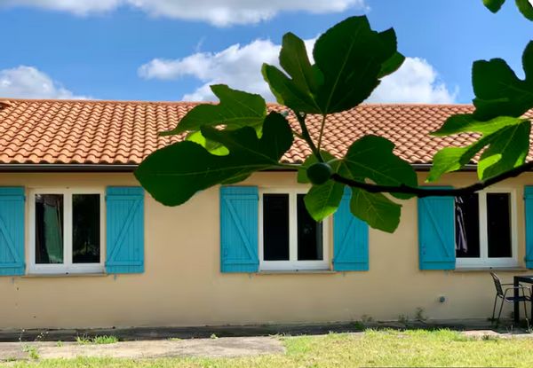 La maison de Emilie, Djémel, et des enfants
