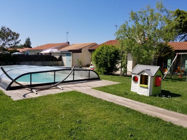 Maison avec piscine située entre vignobles et Bordeaux.