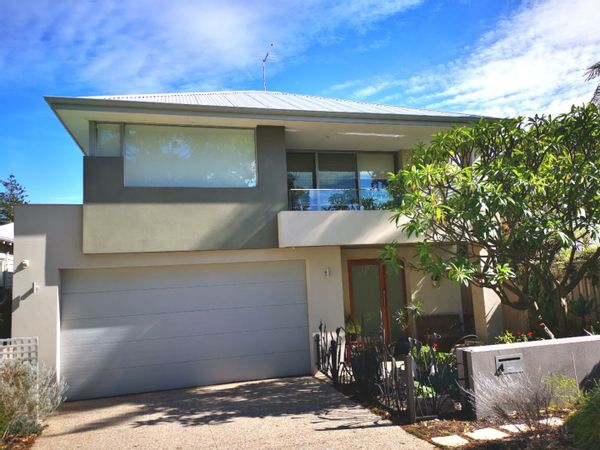 ***Walk to Perth's best beaches in 7 minutes, golf 5 minutes' drive***