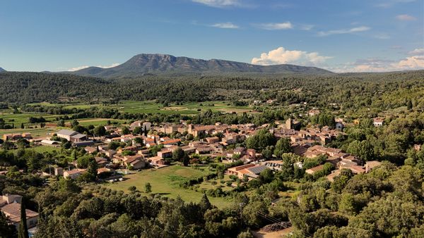 Une maison de village au cœur de la Provence
Dans le premier village bio de France