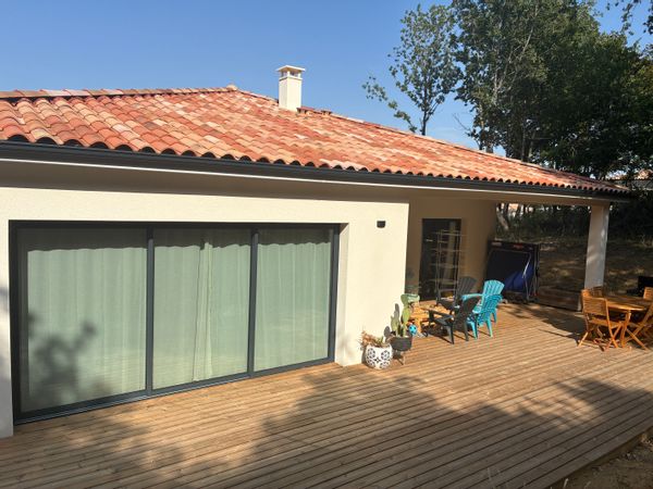 Maison de construction récente et contemporaine avec pièce de vie 57m2 et vue dégagée sur la forêt