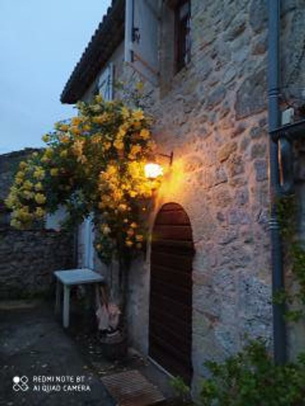 Charmante maison en pierres dans joli village gersois.