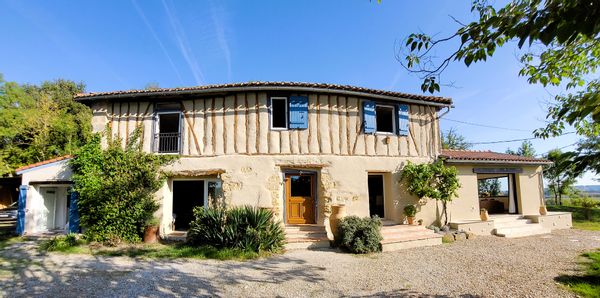 18th century Lauragais farmhouse with swimming pool, near Toulouse, South of France