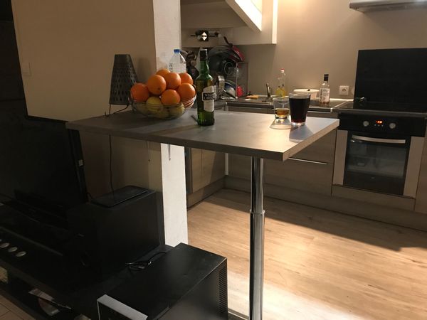 Petite maison en brique. Idéal pour jeune couple souhaitant visiter Rouen et ses alentours. Si vous êtes véhiculés c’est encore mieux sinon le train passe au houlme et vous dépose à la gare de Rouen rive droite. Il y’a aussi des bus qui font la liaisons