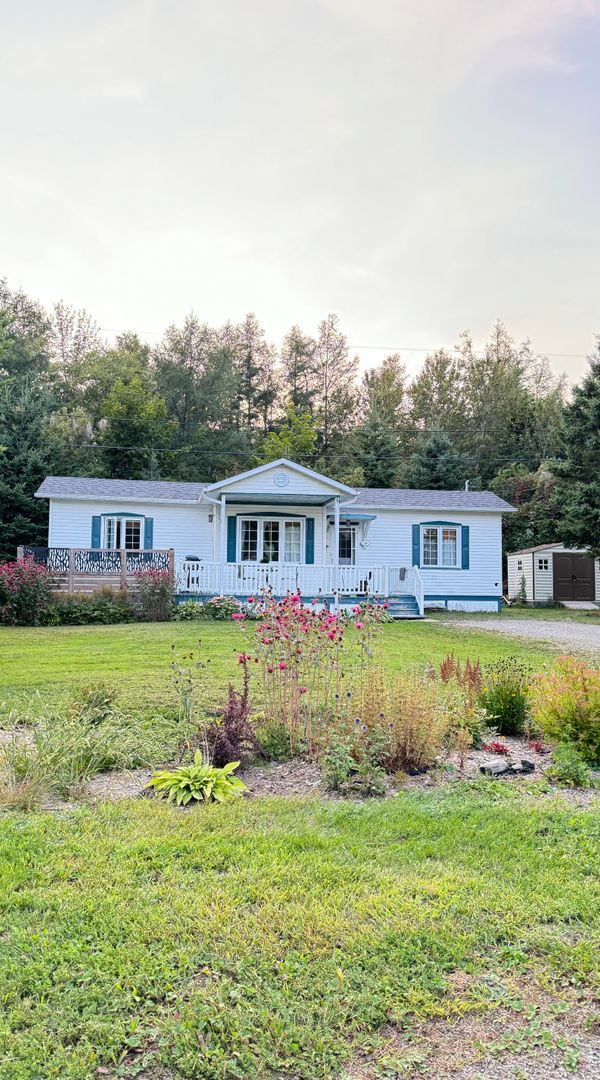 Mini maison dans un croissant de rue peu achalandé à environ 250m de la mer