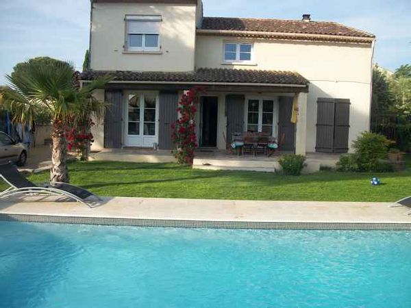 grande maison avec piscine, proche de la mer