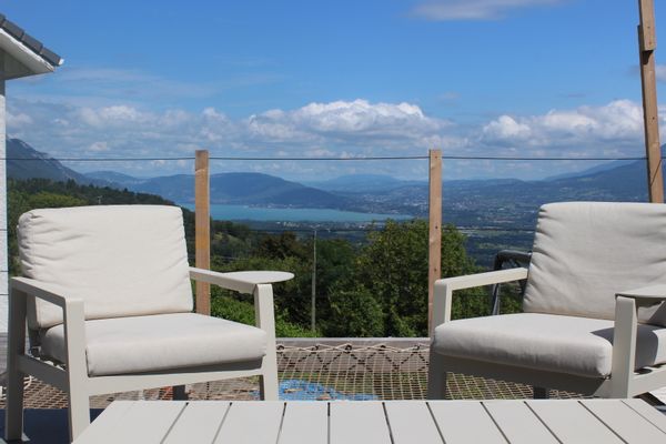 Maison vue lac dans la nature