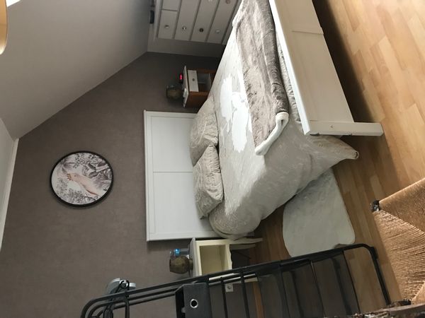 Propose une chambre avec salle de bains et WC attenants pour une ou deux nuits , en notre présence.