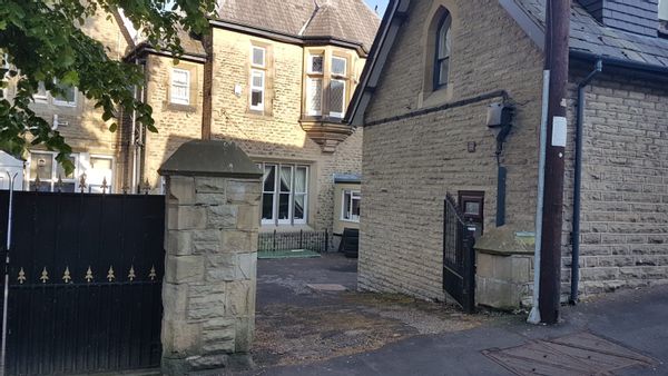 Close to Peak District. 20 min far by train to Manchester