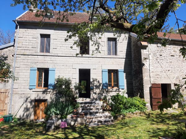 Belle maison rurale avec granges, potager et grand jardin