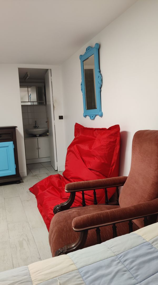 Studio en sous-sol bénéficiant de trois fenêtres "abattant" au calme et proche des Bus, Métro, RER.