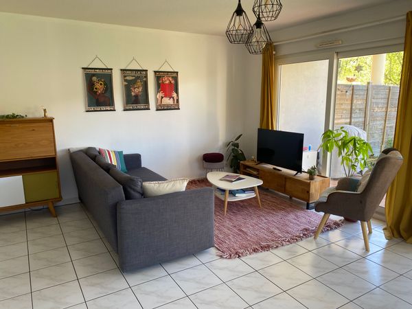 Rez-de-jardin ensoleillé entre lac et montagne