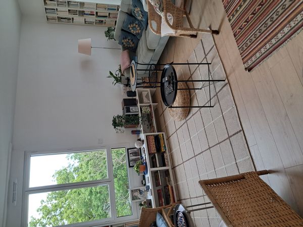 La maison de Anne l'appartement est situé au 4 ième étage avec ascenceur à qq minutes du métro.