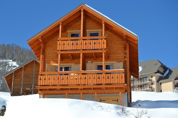 chalet tout en bois été hiver 1550 mètres Classé meublé de tourisme 3 étoiles en Mai 2023. Echanges simultanés seulement en 2025