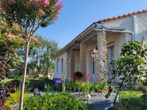 La maison de Annick et Jean-Claude 6 nuits minimum.