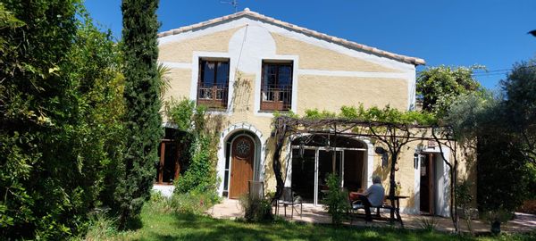 GRANDE MAISON en pierre rénovée, terrasses, jardin, pelouse,  calme et claire. 6 chambres.