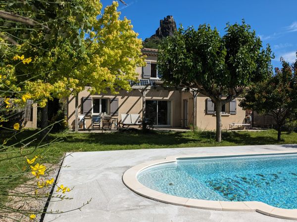 Maison avec piscine au pied du château