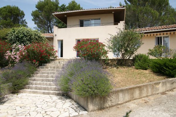 Elegante villa en Provence avec une superbe vue et jacuzzi