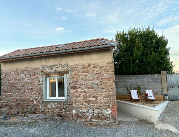 Maisonnette indépendante au cœur des vignes du beaujolais. Travaux en cours. Dispo printemps 2026