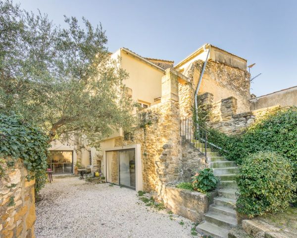 maison à Saint-Bonnet-du-Gard, France Au calme d’un village, avec jardin et piscine. Pleins de recoins dans la maison. À 5 min du pont du Gard et du gardon en voiture . GR qui traversent le village. Marché le mercredi . Un piano et un Clavinova à disposition .