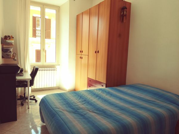 Stanza con letto matrimoniale in appartamento al centro di Roma, con ottimi collegamenti