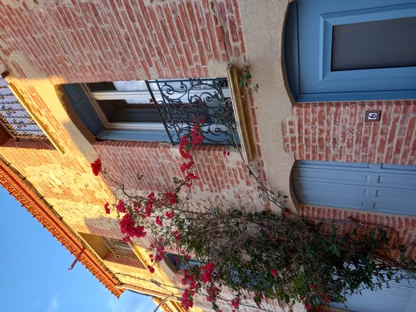 Maison de village entre mer et montagne, au milieu des vignes.