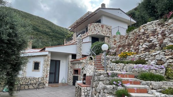 Cottage near the sea in the hills overlooking the Gulf of Gaeta