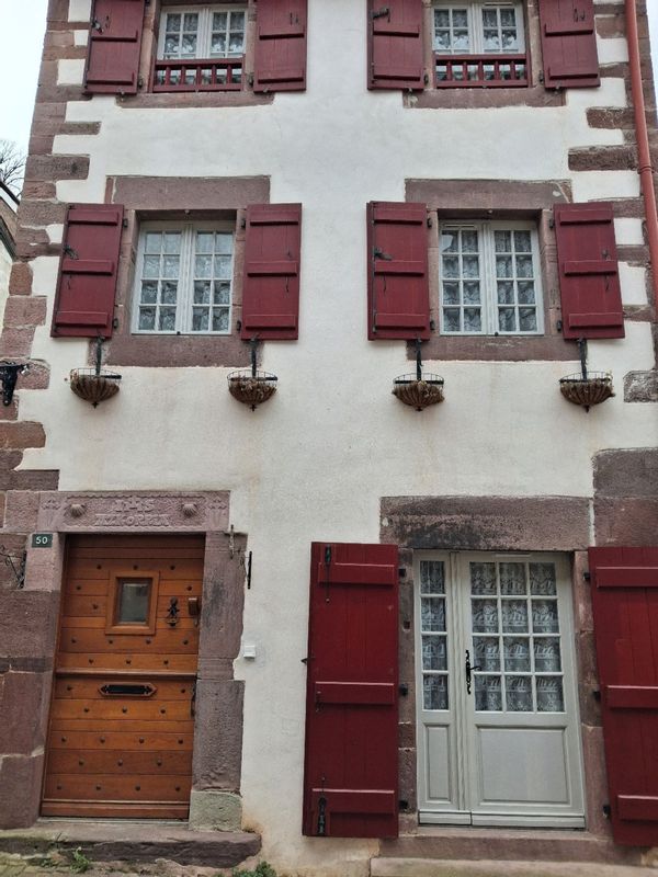 Monias hus