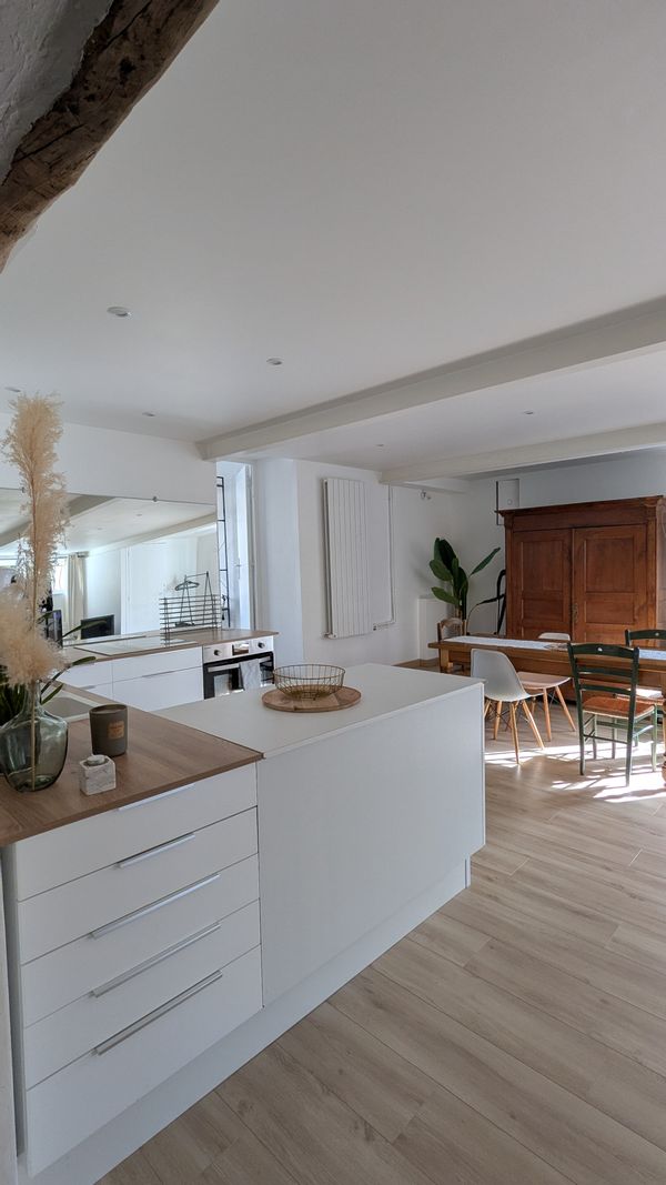 En rez de chaussé de notre maison, l'appartement et sa terrasse privée est en location occasionnel.