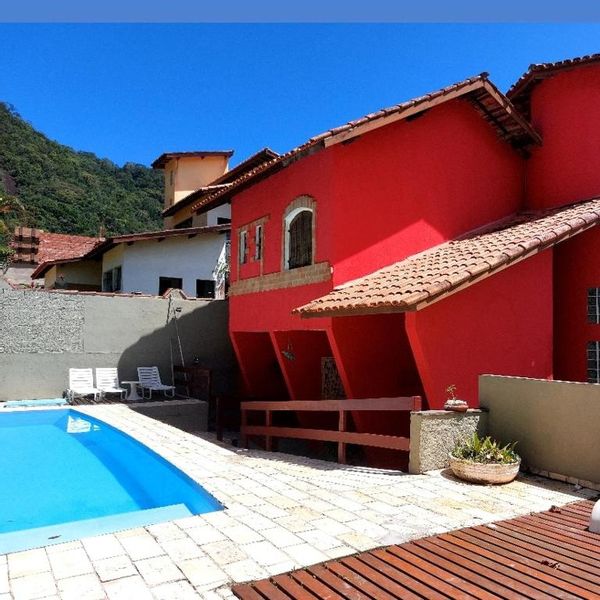 Casa ampla com jardim entre a mata e o mar