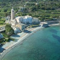 Onaterra petit Paradis Corse de Bord de Mer ,face au levé de soleil et à l'île de Montecristo.