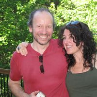 Maison entourée de lacs et forêts,