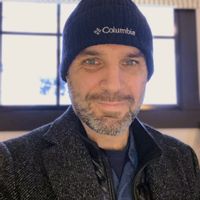 Maison familiale avec piscine et terrasse dans quartier calme proche à pied des commerces.