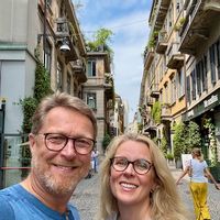 Modern house w/ 2 (3) to 6 bedrooms in a very nice neighborhood