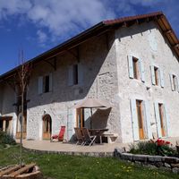 Grande maison au coeur d'un village face au Mont-Blanc, à la croisée de Genève, Annecy et Aix les Bains . Disponible contre guest points du 30 juillet au 9 août.