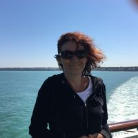 Maison au coeur de terre Sainte à 5 mn à pied de la plage, quartier résidentiel très calme. Accès rapide au centre ville 4 chambres, piscine et jardin 2 terrasses couvertes et 1 salle de musique