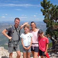 Une maison avec jardin et piscine entre vignes et montagne.