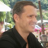 Une ferme vigneronne au milieu des vignes face au château