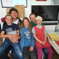 10 min. to the city, quiet 4-rooms apartment, good for families