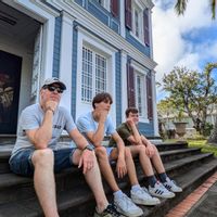 CHAMBRE AVEC COIN SALON DANS MAISON